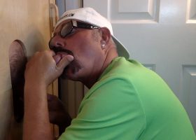 Construction Guy Sucked Off At Gloryhole